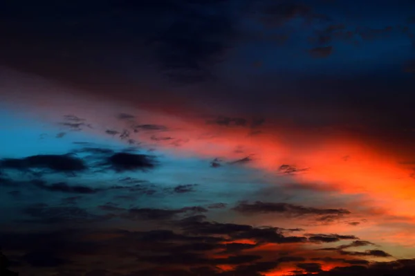 Hermoso cielo atardecer con nubes. Cielo abstracto . — Foto de Stock