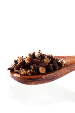 beyaz bir arka plan üzerinde izole kaşık karanfil