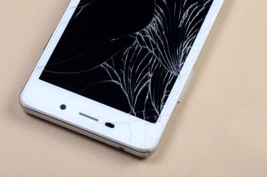 Kırık ekran ile akıllı telefon
