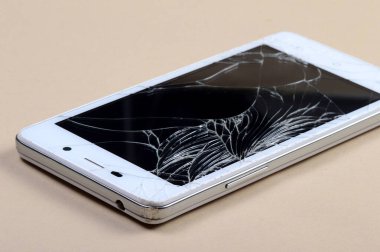 Kırık ekran ile akıllı telefon