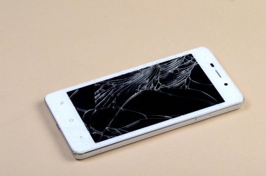 Kırık ekran ile akıllı telefon