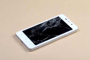 Kırık ekran ile akıllı telefon