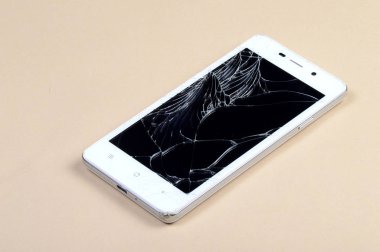 Kırık ekran ile akıllı telefon