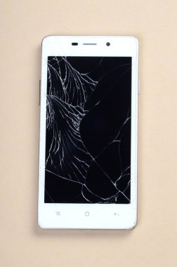 Kırık ekran ile akıllı telefon