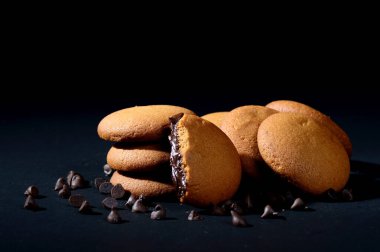 Çikolata kremalı bisküviler. Çikolata kremalı kurabiye. Kahverengi çikolatalı bisküviler..