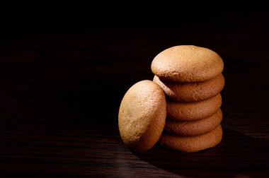 Bisküviler - Siyah arka planda çikolata kremalı leziz kremalı bisküviler