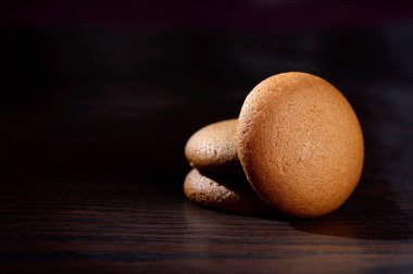 Çikolata kremalı bisküviler. Çikolata kremalı kurabiye. Kahverengi çikolatalı bisküviler..