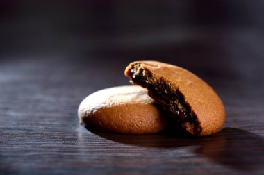 Çikolata kremalı bisküviler. Çikolata kremalı kurabiye. Kahverengi çikolatalı bisküviler..