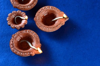 Diwali kutlamaları sırasında Clay diya lambaları yandı. Selamlar Kart Tasarımı Hint Hindu Işık Festivali Diwali