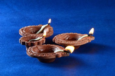 Diwali kutlamaları sırasında Clay diya lambaları yandı. Selamlar Kart Tasarımı Hint Hindu Işık Festivali Diwali