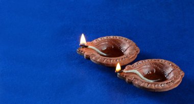 Diwali kutlamaları sırasında Clay diya lambaları yandı. Selamlar Kart Tasarımı Hint Hindu Işık Festivali Diwali