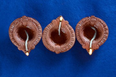 Diwali kutlamaları sırasında Clay diya lambaları yandı. Selamlar Kart Tasarımı Hint Hindu Işık Festivali Diwali
