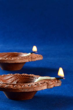 Diwali kutlamaları sırasında Clay diya lambaları yandı. Selamlar Kart Tasarımı Hint Hindu Işık Festivali Diwali
