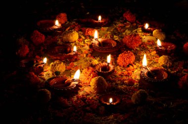 Diwali kutlamaları sırasında Clay diya lambaları yandı. Selamlar Kart Tasarımı Hint Hindu Işık Festivali Diwali