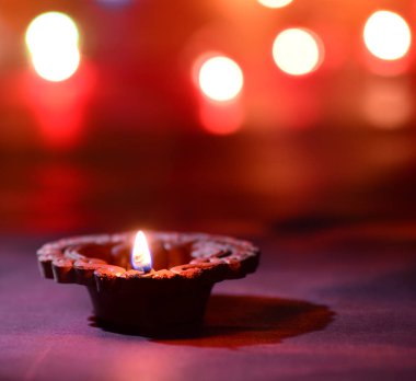 Diwali kutlamaları sırasında Clay diya lambaları yandı. Selamlar Kart Tasarımı Hint Hindu Işık Festivali Diwali