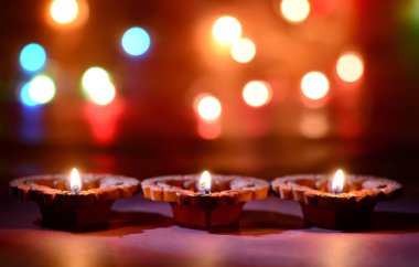 Diwali kutlamaları sırasında Clay diya lambaları yandı. Selamlar Kart Tasarımı Hint Hindu Işık Festivali Diwali