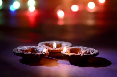 Diwali kutlamaları sırasında Clay diya lambaları yandı. Selamlar Kart Tasarımı Hint Hindu Işık Festivali Diwali