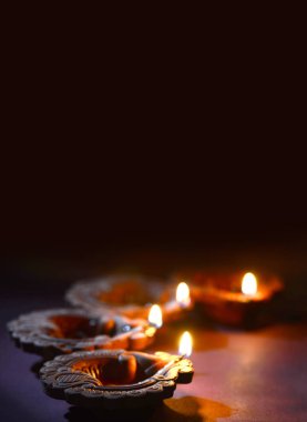 Diwali kutlamaları sırasında Clay diya lambaları yandı. Selamlar Kart Tasarımı Hint Hindu Işık Festivali Diwali