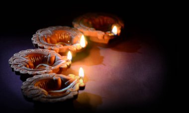 Diwali kutlamaları sırasında Clay diya lambaları yandı. Selamlar Kart Tasarımı Hint Hindu Işık Festivali Diwali