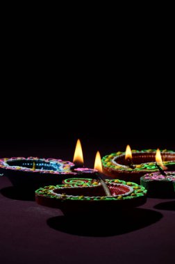 Diwali kutlaması sırasında renkli kil Diya (Fener) lambaları yandı. Selamlar Kart Tasarımı Hint Hindu Işık Festivali Diwali.