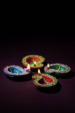 Diwali kutlaması sırasında renkli kil Diya (Fener) lambaları yandı. Selamlar Kart Tasarımı Hint Hindu Işık Festivali Diwali.