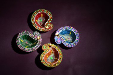 Diwali kutlaması sırasında renkli kil Diya (Fener) lambaları yandı. Selamlar Kart Tasarımı Hint Hindu Işık Festivali Diwali.