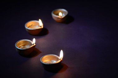 Diwali kutlaması sırasında renkli kil Diya (Fener) lambaları yandı. Selamlar Kart Tasarımı Hint Hindu Işık Festivali Diwali.