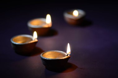 Diwali kutlaması sırasında renkli kil Diya (Fener) lambaları yandı. Selamlar Kart Tasarımı Hint Hindu Işık Festivali Diwali.