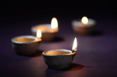 Diwali kutlaması sırasında renkli kil Diya (Fener) lambaları yandı. Selamlar Kart Tasarımı Hint Hindu Işık Festivali Diwali.