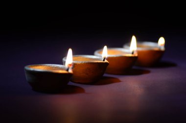Diwali kutlaması sırasında renkli kil Diya (Fener) lambaları yandı. Selamlar Kart Tasarımı Hint Hindu Işık Festivali Diwali.