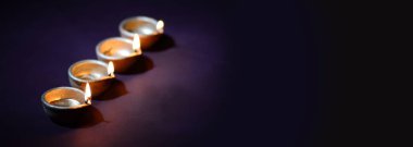 Diwali kutlamaları sırasında Clay diya lambaları yandı. Selamlar Kart Tasarımı Hint Hindu Işık Festivali Diwali