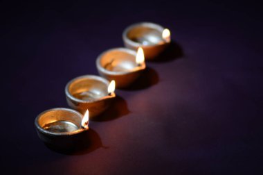 Diwali kutlaması sırasında renkli kil Diya (Fener) lambaları yandı. Selamlar Kart Tasarımı Hint Hindu Işık Festivali Diwali.