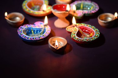 Diwali kutlaması sırasında renkli kil Diya (Fener) lambaları yandı. Selamlar Kart Tasarımı Hint Hindu Işık Festivali Diwali.