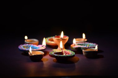 Diwali kutlaması sırasında renkli kil Diya (Fener) lambaları yandı. Selamlar Kart Tasarımı Hint Hindu Işık Festivali Diwali.