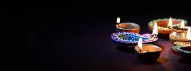 Diwali kutlamaları sırasında Clay diya lambaları yandı. Selamlar Kart Tasarımı Hint Hindu Işık Festivali Diwali