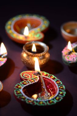 Diwali kutlaması sırasında renkli kil Diya (Fener) lambaları yandı. Selamlar Kart Tasarımı Hint Hindu Işık Festivali Diwali.