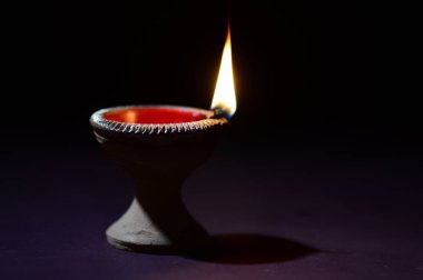 Diwali kutlaması sırasında renkli kil Diya (Fener) lambaları yandı. Selamlar Kart Tasarımı Hint Hindu Işık Festivali Diwali.