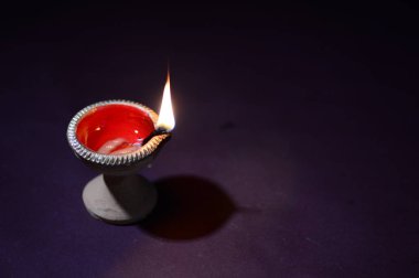 Diwali kutlaması sırasında renkli kil Diya (Fener) lambaları yandı. Selamlar Kart Tasarımı Hint Hindu Işık Festivali Diwali.
