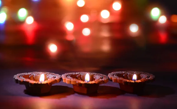Klei Diya Lampen Aangestoken Tijdens Diwali Celebration Gegroet Kaart Ontwerp — Stockfoto