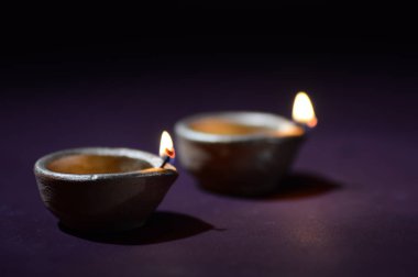 Diwali kutlaması sırasında renkli kil Diya (Fener) lambaları yandı. Selamlar Kart Tasarımı Hint Hindu Işık Festivali Diwali.