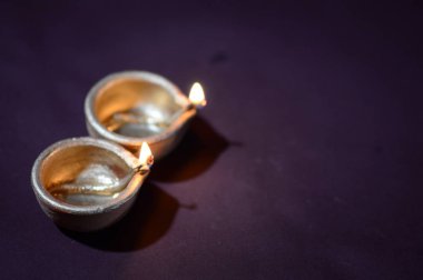 Diwali kutlaması sırasında renkli kil Diya (Fener) lambaları yandı. Selamlar Kart Tasarımı Hint Hindu Işık Festivali Diwali.