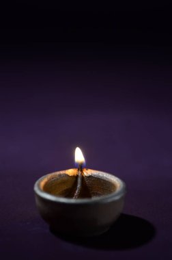 Diwali kutlaması sırasında renkli kil Diya (Fener) lambaları yandı. Selamlar Kart Tasarımı Hint Hindu Işık Festivali Diwali.