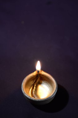 Diwali kutlaması sırasında renkli kil Diya (Fener) lambaları yandı. Selamlar Kart Tasarımı Hint Hindu Işık Festivali Diwali.