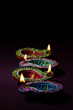 Diwali kutlaması sırasında renkli kil Diya (Fener) lambaları yandı. Selamlar Kart Tasarımı Hint Hindu Işık Festivali Diwali.