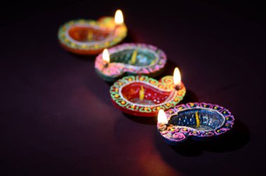 Diwali kutlaması sırasında renkli kil Diya (Fener) lambaları yandı. Selamlar Kart Tasarımı Hint Hindu Işık Festivali Diwali.