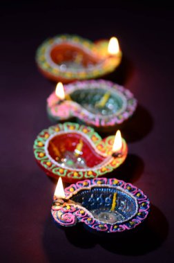 Diwali kutlaması sırasında renkli kil Diya (Fener) lambaları yandı. Selamlar Kart Tasarımı Hint Hindu Işık Festivali Diwali.
