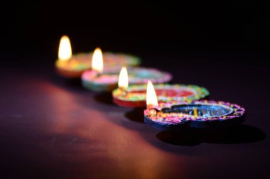 Diwali kutlaması sırasında renkli kil Diya (Fener) lambaları yandı. Selamlar Kart Tasarımı Hint Hindu Işık Festivali Diwali.