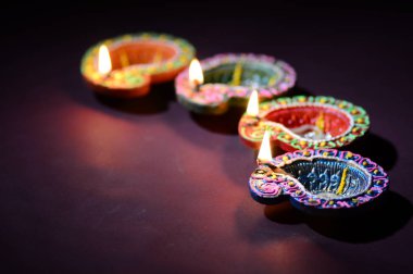 Diwali kutlaması sırasında renkli kil Diya (Fener) lambaları yandı. Selamlar Kart Tasarımı Hint Hindu Işık Festivali Diwali.