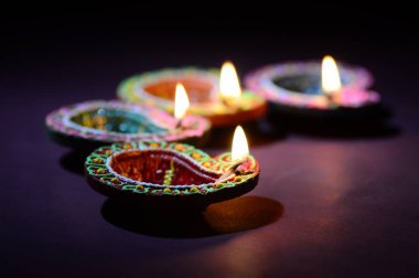Diwali kutlaması sırasında renkli kil Diya (Fener) lambaları yandı. Selamlar Kart Tasarımı Hint Hindu Işık Festivali Diwali.