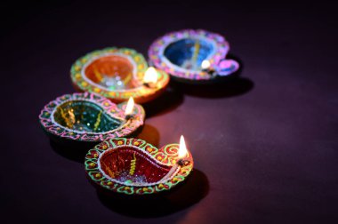Diwali kutlaması sırasında renkli kil Diya (Fener) lambaları yandı. Selamlar Kart Tasarımı Hint Hindu Işık Festivali Diwali.